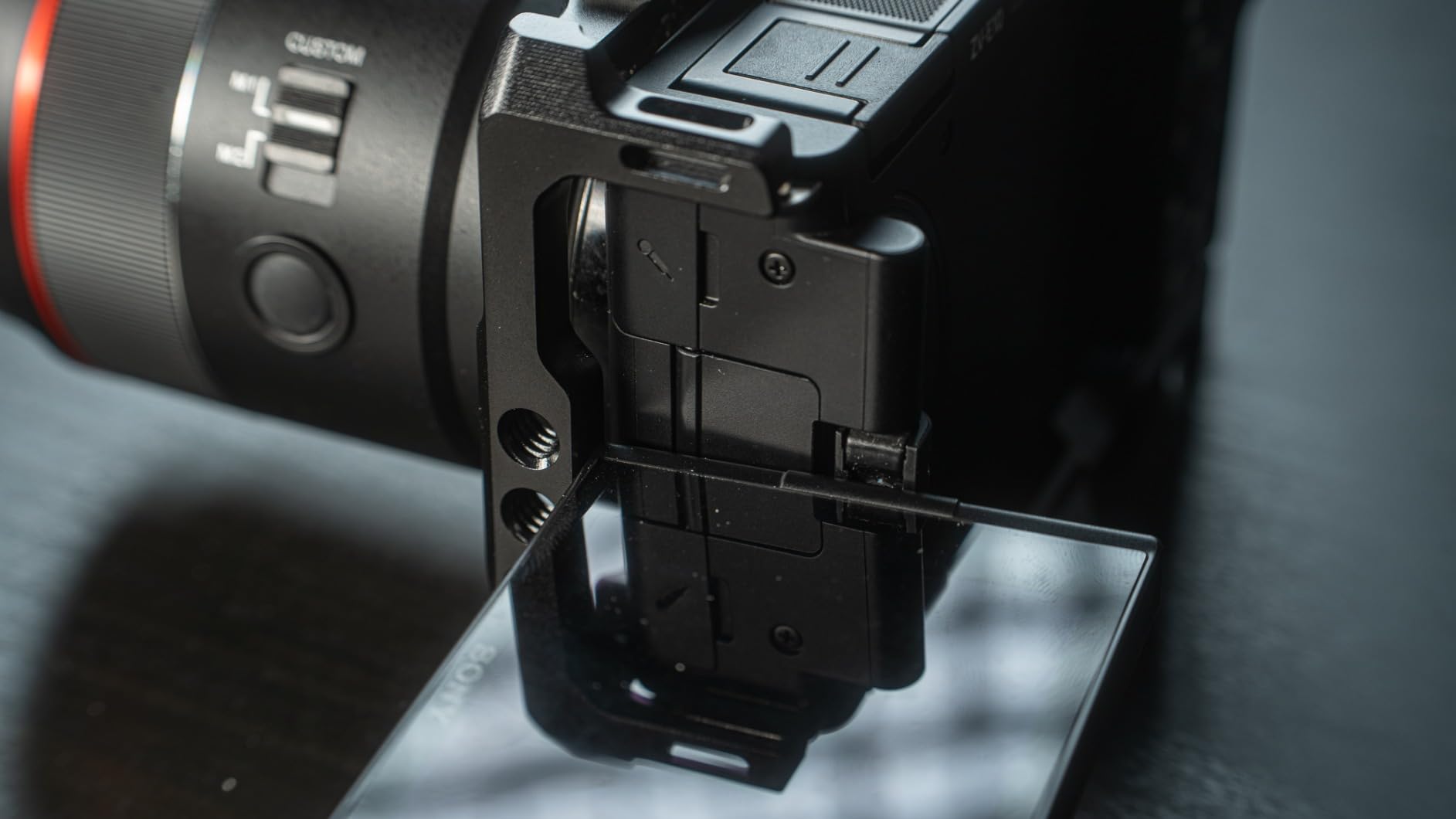 Beste Erweiterung für die ZV-E10 mit vollem Zugriff auf alle Bedienelemente und Anschlüsse bei gleichzeitig sicherem Halt und schneller Arca-Montage für Stativ, Gimbal und Vlogging-Griff für Kreative