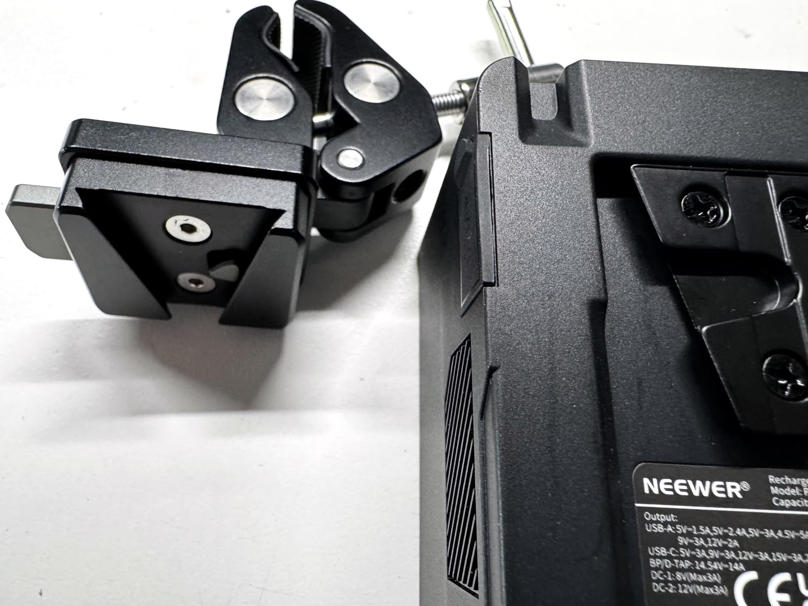 Geniale Lösung für V-Mount am Lichtstativ