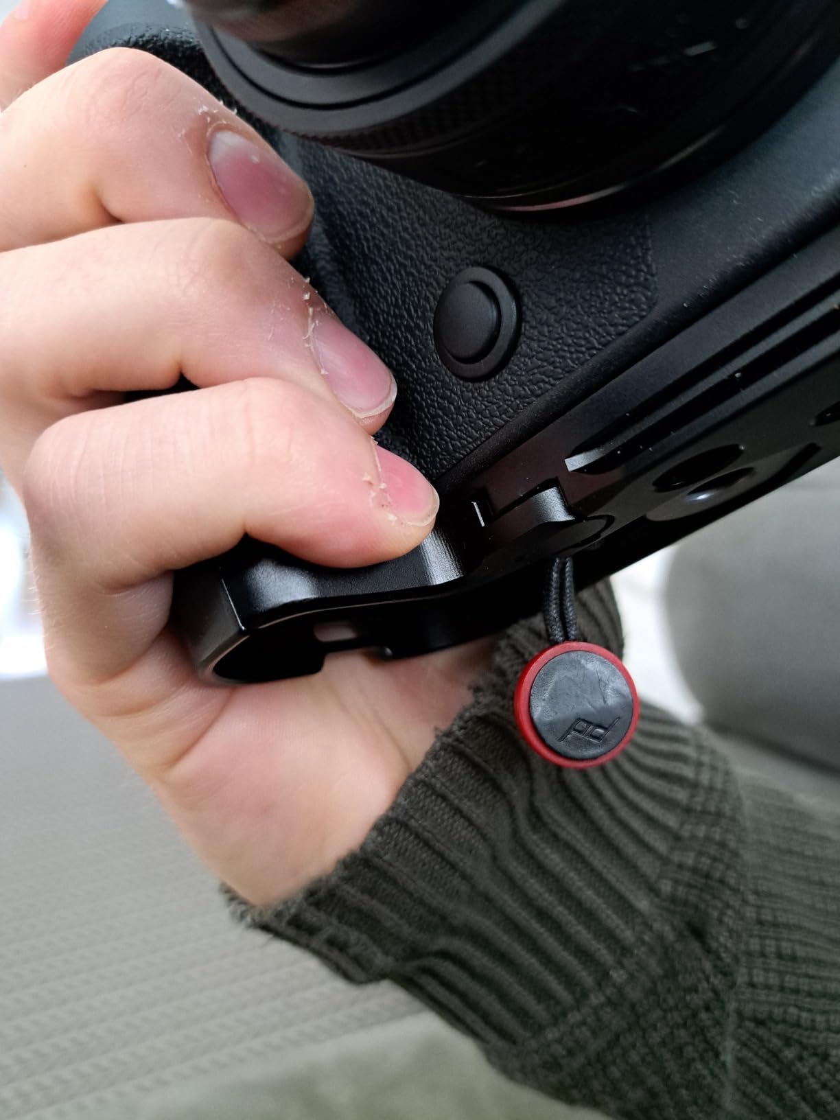 Gut, aber nicht für dicke Kabel