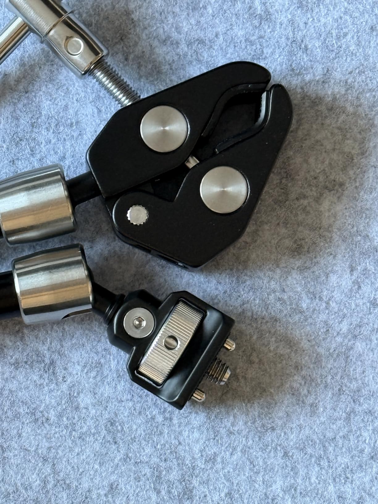 Stabil für Monitor und Lampe