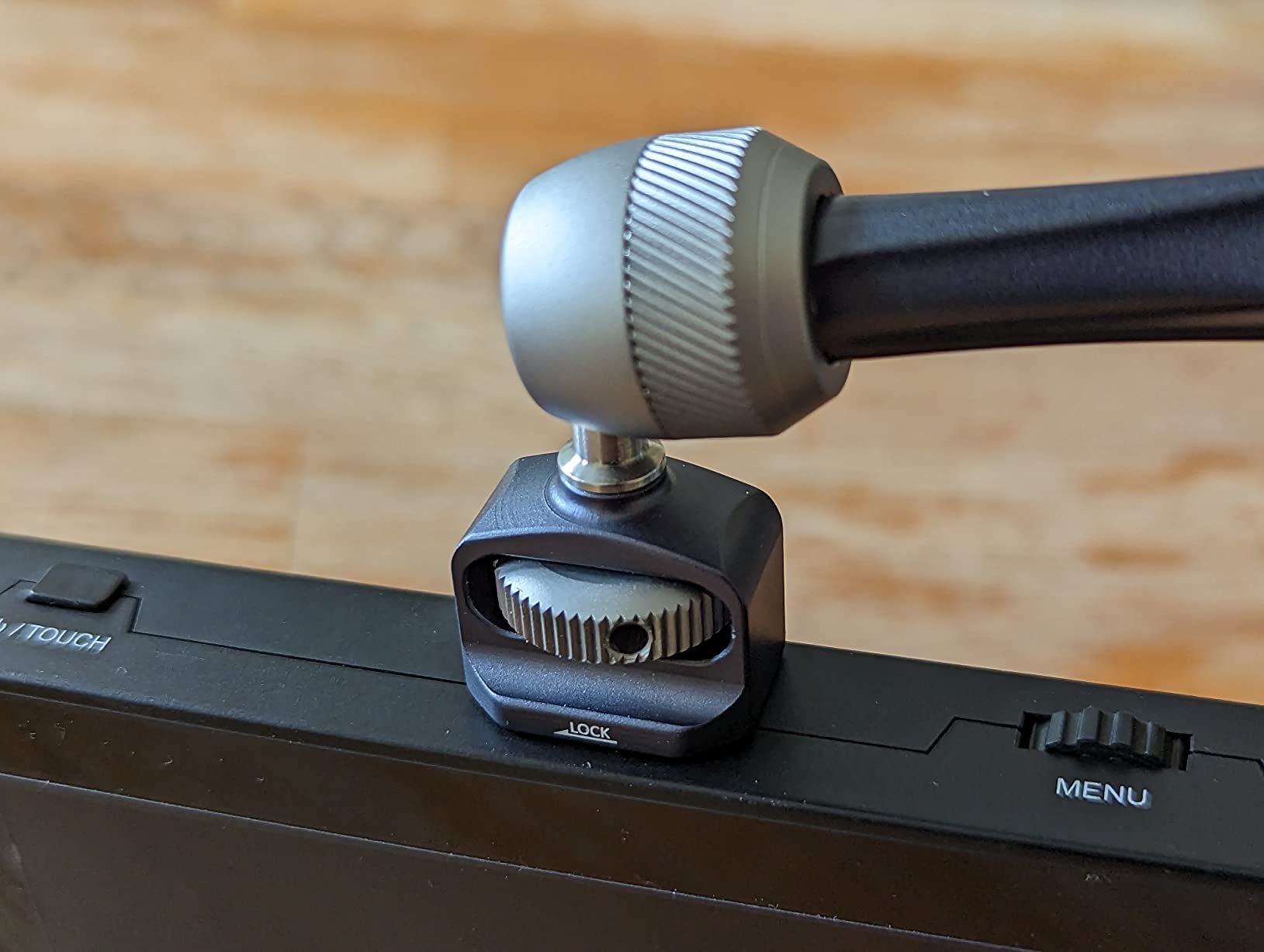 Hält auch schwere Monitore